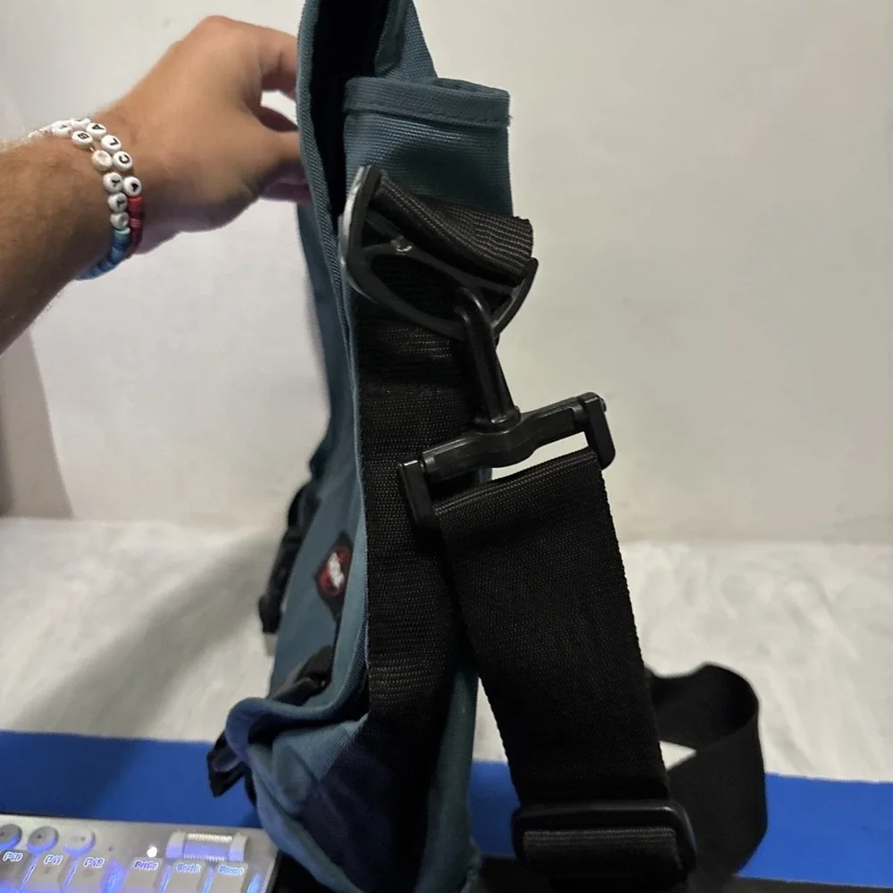 EastPack blue/green Messenger Bag 18 Inch